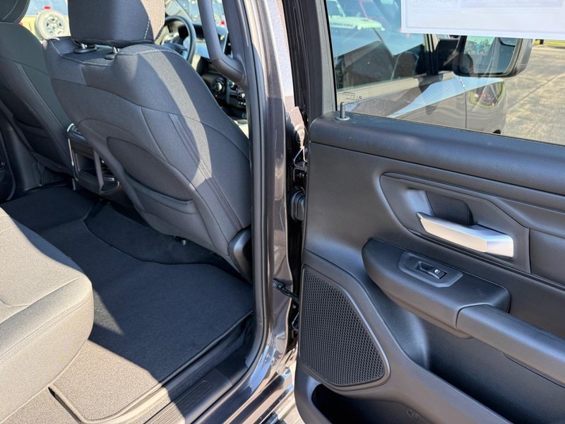 Ram 1500 Vehicle Full-screen Gallery Image 11