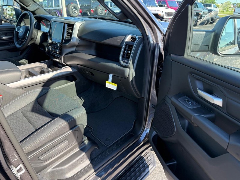 Ram 1500 Vehicle Full-screen Gallery Image 14