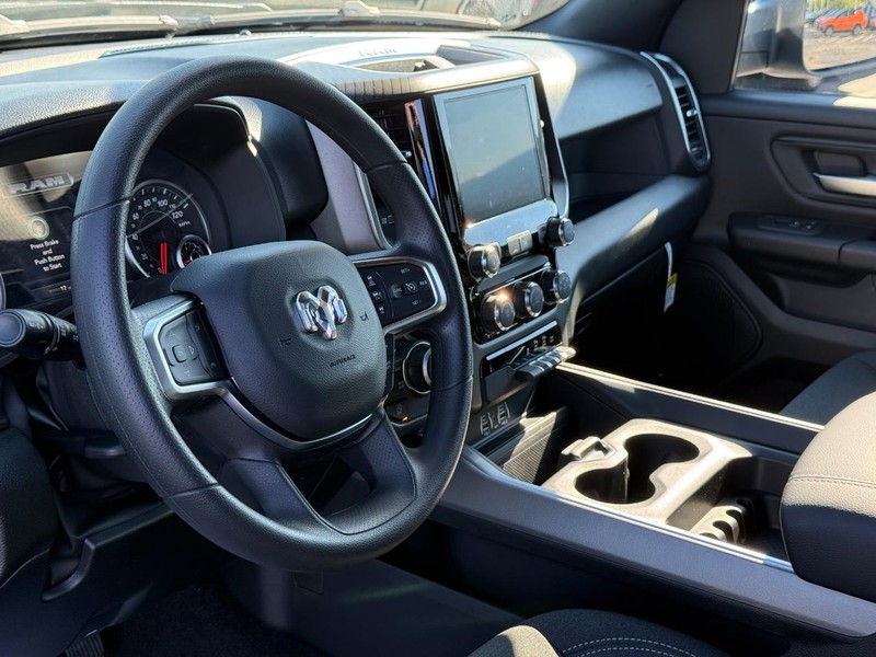 Ram 1500 Vehicle Full-screen Gallery Image 18