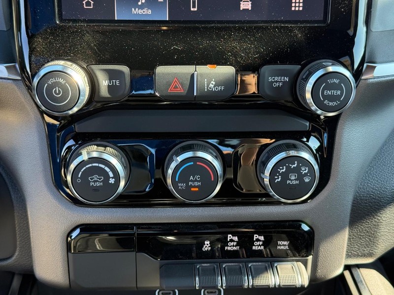 Ram 1500 Vehicle Full-screen Gallery Image 25