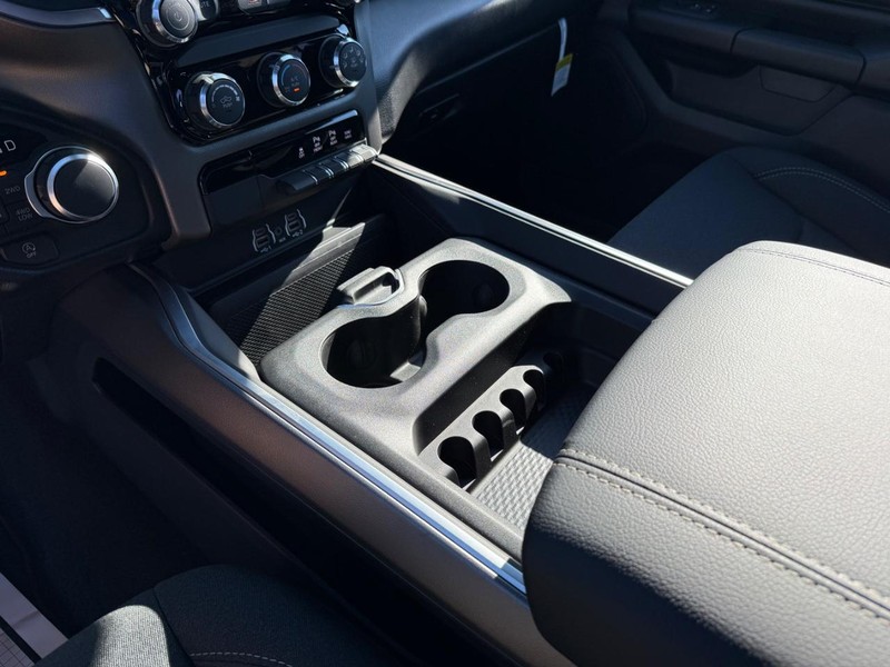 Ram 1500 Vehicle Full-screen Gallery Image 26