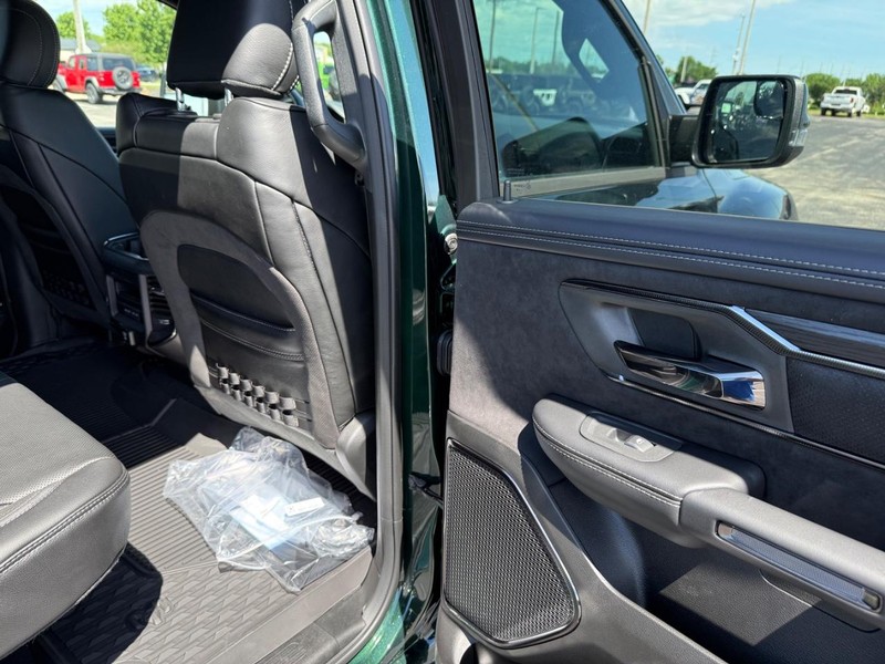 Ram 1500 Vehicle Full-screen Gallery Image 11
