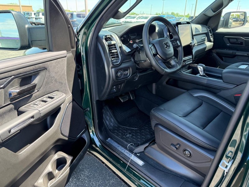 Ram 1500 Vehicle Full-screen Gallery Image 16
