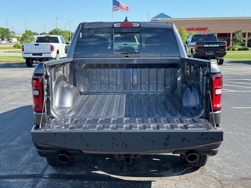 Ram 1500 Vehicle Full-screen Gallery Image 7