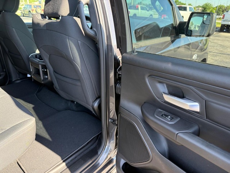 Ram 1500 Vehicle Full-screen Gallery Image 11