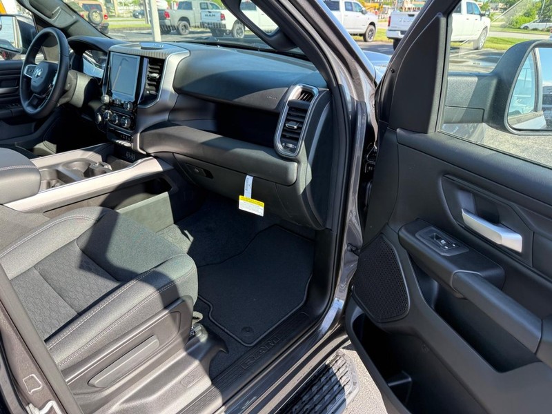 Ram 1500 Vehicle Full-screen Gallery Image 14