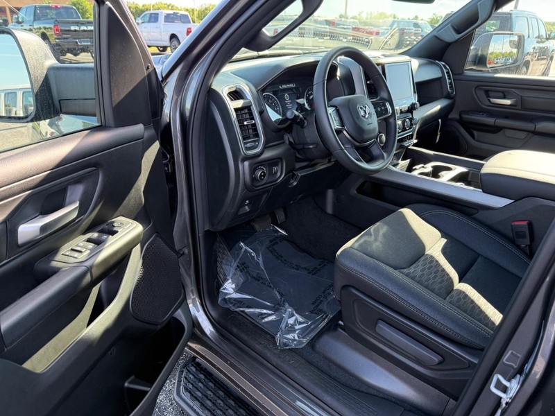 Ram 1500 Vehicle Full-screen Gallery Image 16