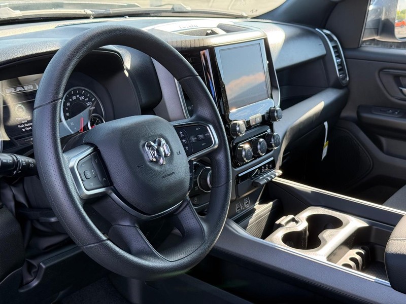 Ram 1500 Vehicle Full-screen Gallery Image 18