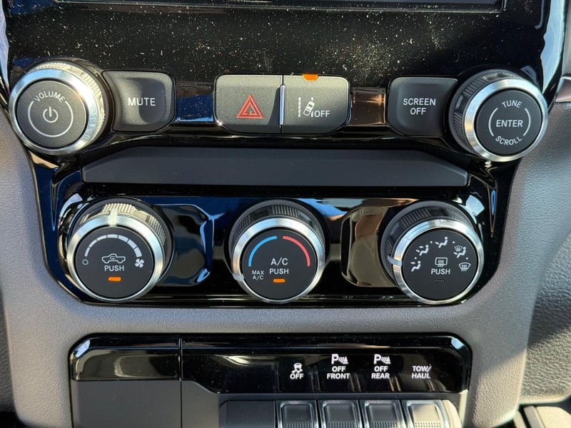 Ram 1500 Vehicle Full-screen Gallery Image 25