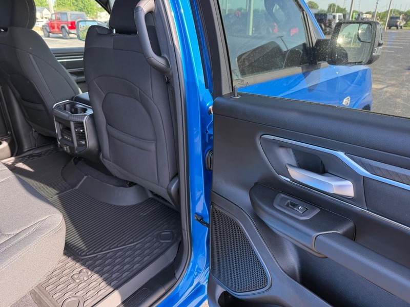 Ram 1500 Vehicle Full-screen Gallery Image 11