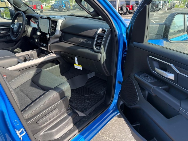 Ram 1500 Vehicle Full-screen Gallery Image 14