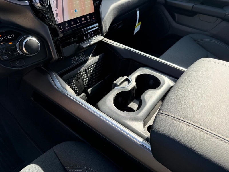 Ram 1500 Vehicle Full-screen Gallery Image 24
