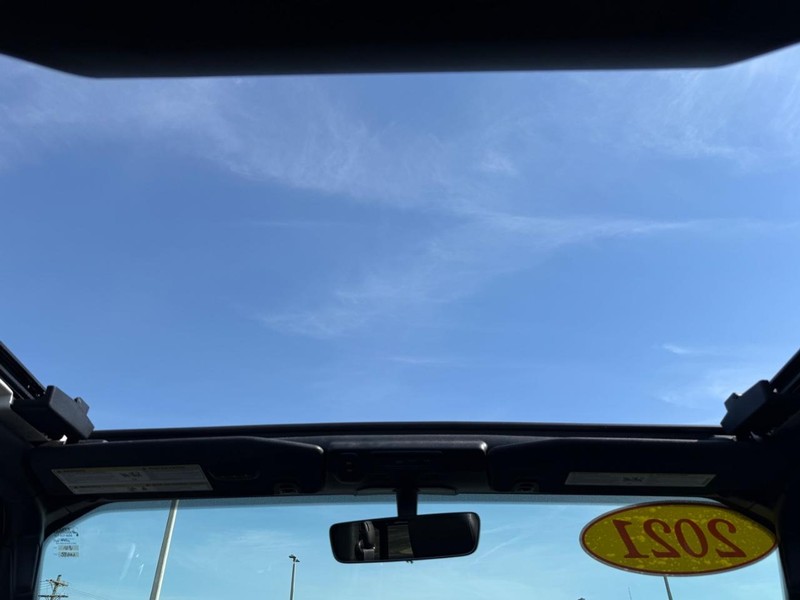 Jeep Wrangler Vehicle Full-screen Gallery Image 12
