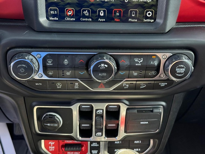 Jeep Wrangler Vehicle Full-screen Gallery Image 25