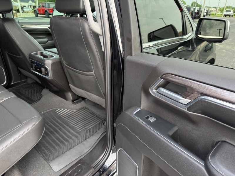 Chevrolet Silverado 1500 Vehicle Full-screen Gallery Image 12