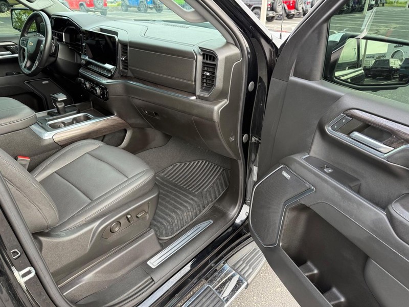 Chevrolet Silverado 1500 Vehicle Full-screen Gallery Image 15