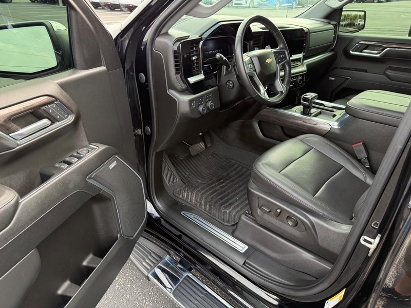 Chevrolet Silverado 1500 Vehicle Full-screen Gallery Image 17