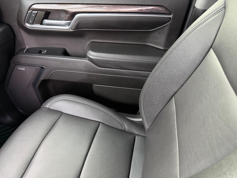 Chevrolet Silverado 1500 Vehicle Full-screen Gallery Image 28