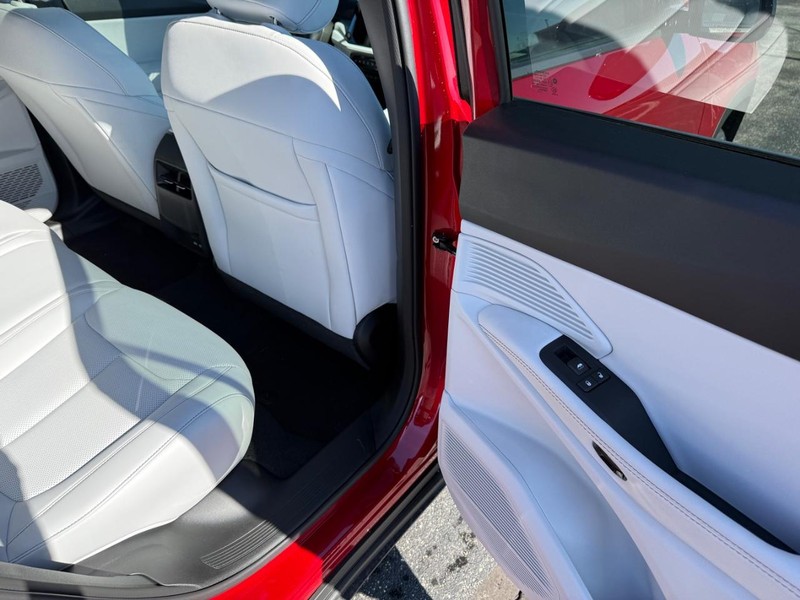Jeep Cherokee Vehicle Full-screen Gallery Image 12