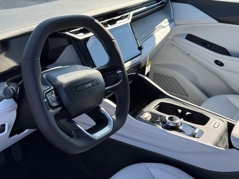 Jeep Cherokee Vehicle Full-screen Gallery Image 20