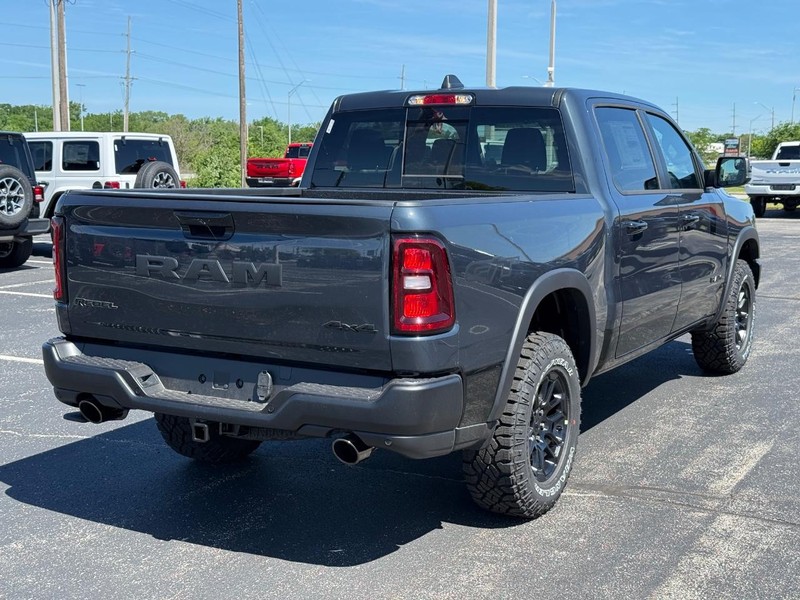 Ram 1500 Vehicle Full-screen Gallery Image 3