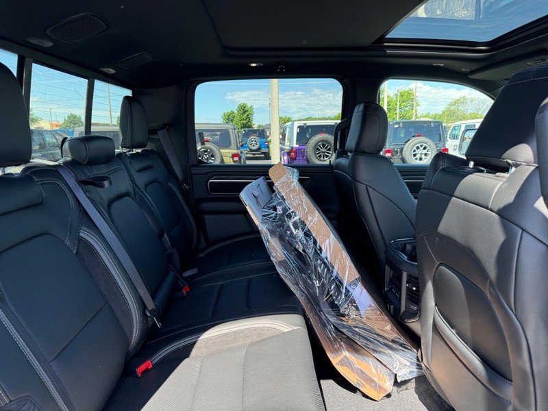 Ram 1500 Vehicle Full-screen Gallery Image 10