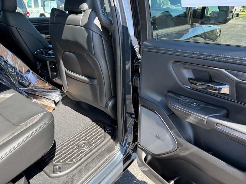 Ram 1500 Vehicle Full-screen Gallery Image 11