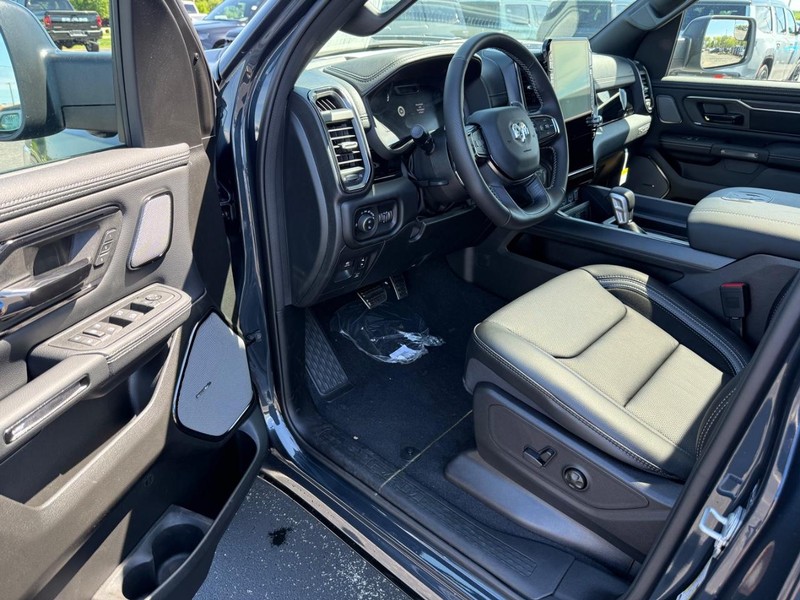 Ram 1500 Vehicle Full-screen Gallery Image 17
