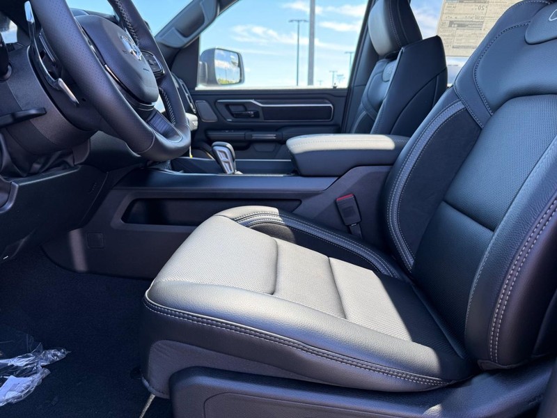 Ram 1500 Vehicle Full-screen Gallery Image 18