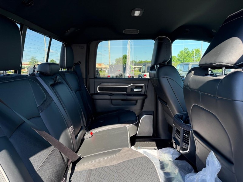 Ram 2500 Vehicle Full-screen Gallery Image 10