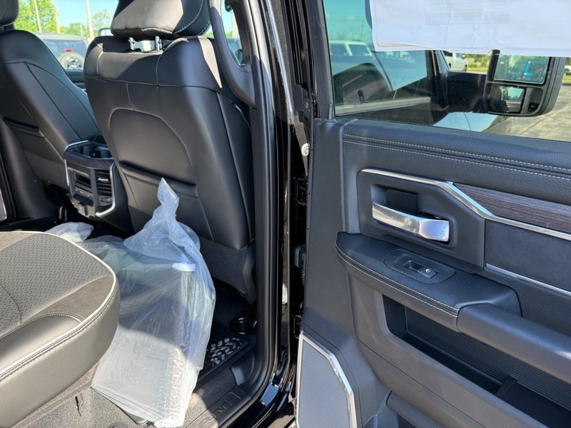 Ram 2500 Vehicle Full-screen Gallery Image 11