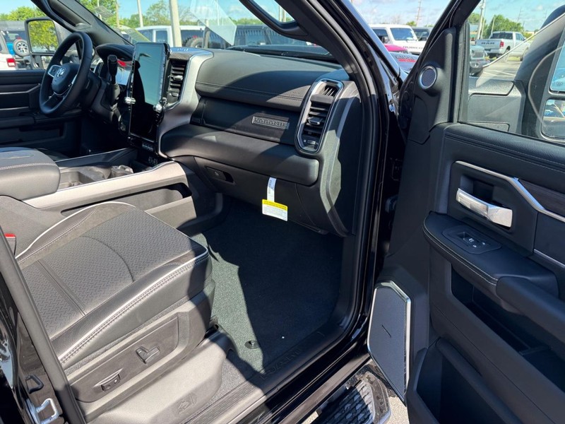 Ram 2500 Vehicle Full-screen Gallery Image 14