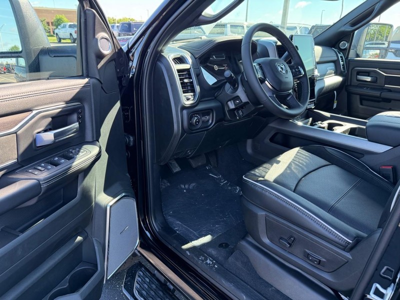 Ram 2500 Vehicle Full-screen Gallery Image 16