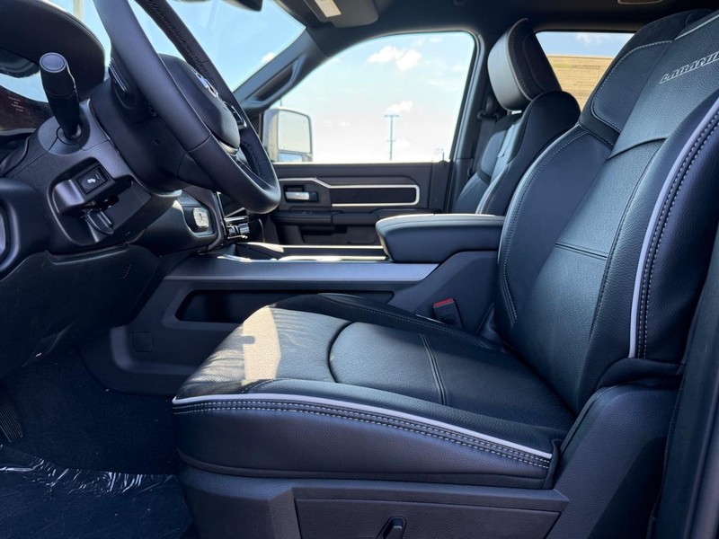 Ram 2500 Vehicle Full-screen Gallery Image 17