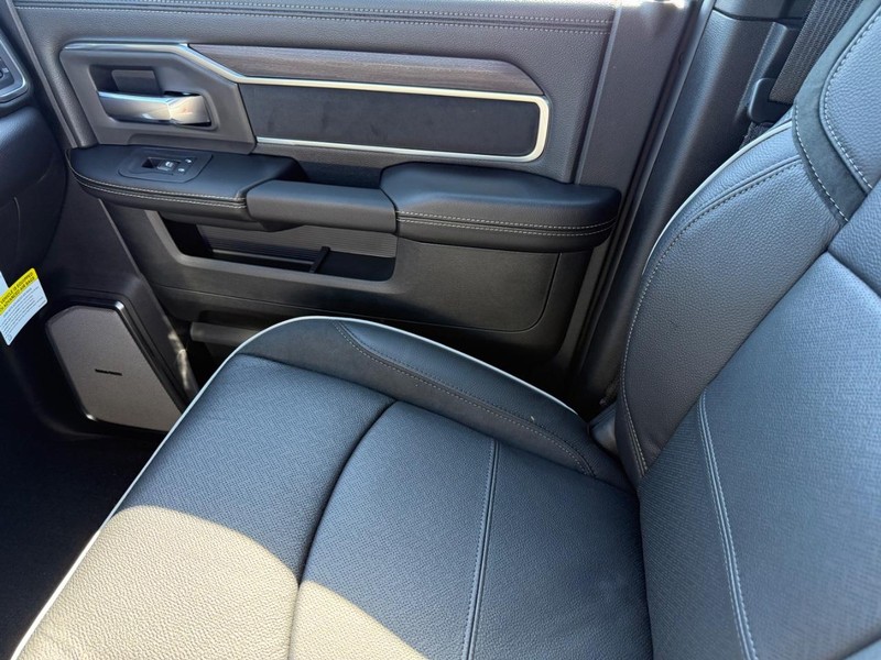 Ram 2500 Vehicle Full-screen Gallery Image 26