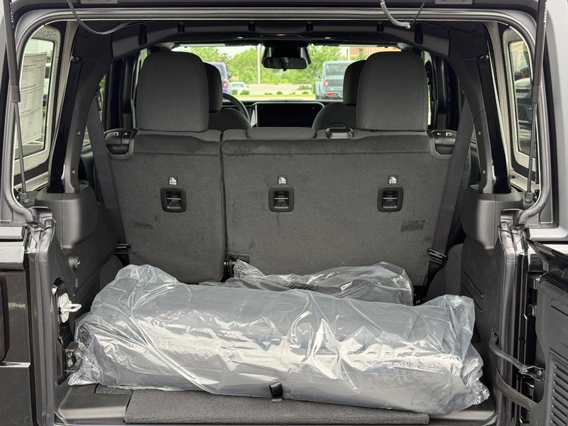 Jeep Wrangler Vehicle Full-screen Gallery Image 7