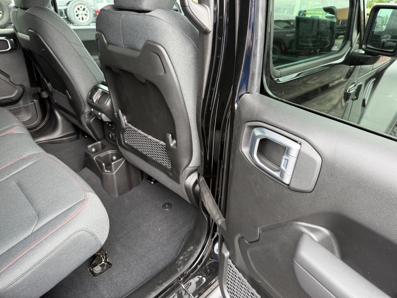 Jeep Wrangler Vehicle Full-screen Gallery Image 12