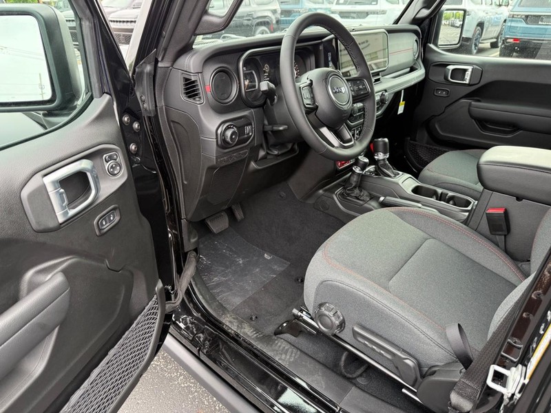 Jeep Wrangler Vehicle Full-screen Gallery Image 17