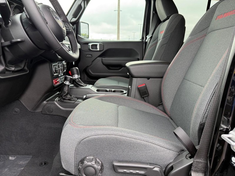 Jeep Wrangler Vehicle Full-screen Gallery Image 18