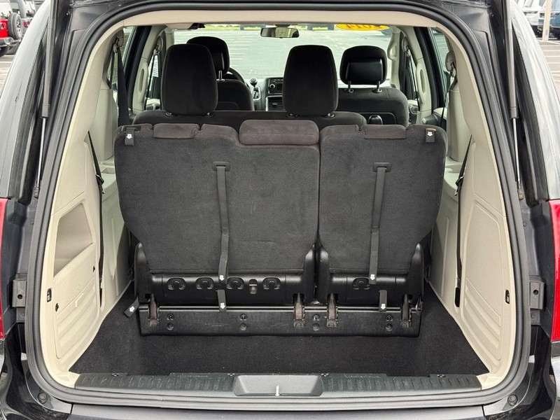 Dodge Grand Caravan Vehicle Full-screen Gallery Image 7