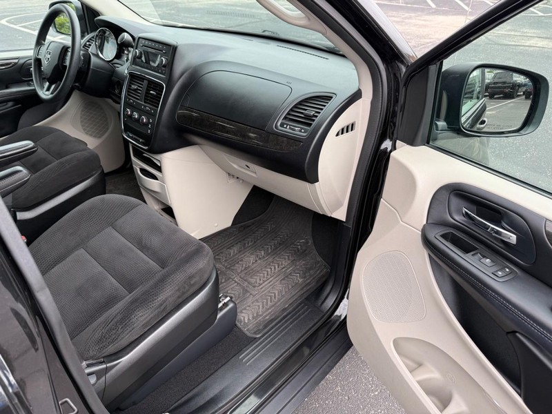 Dodge Grand Caravan Vehicle Full-screen Gallery Image 16