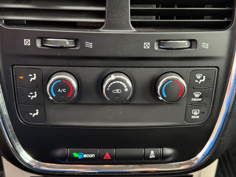Dodge Grand Caravan Vehicle Full-screen Gallery Image 24