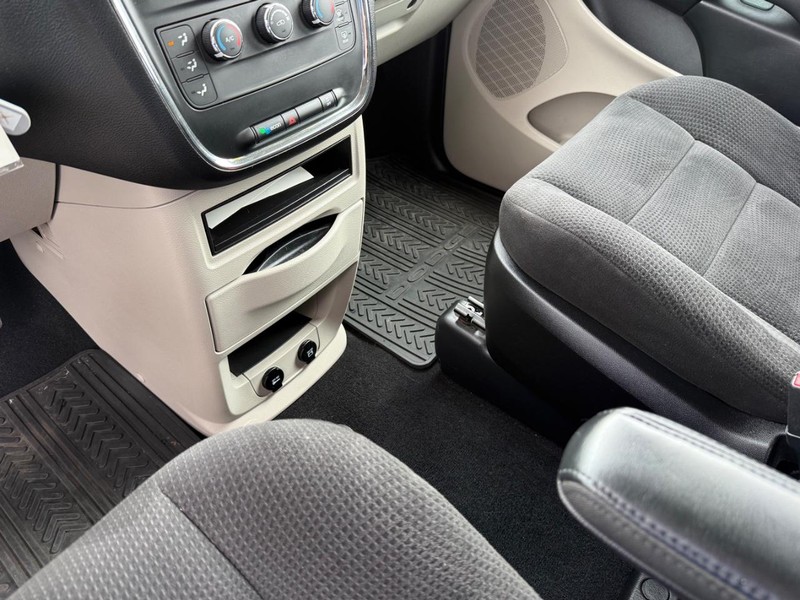 Dodge Grand Caravan Vehicle Full-screen Gallery Image 25