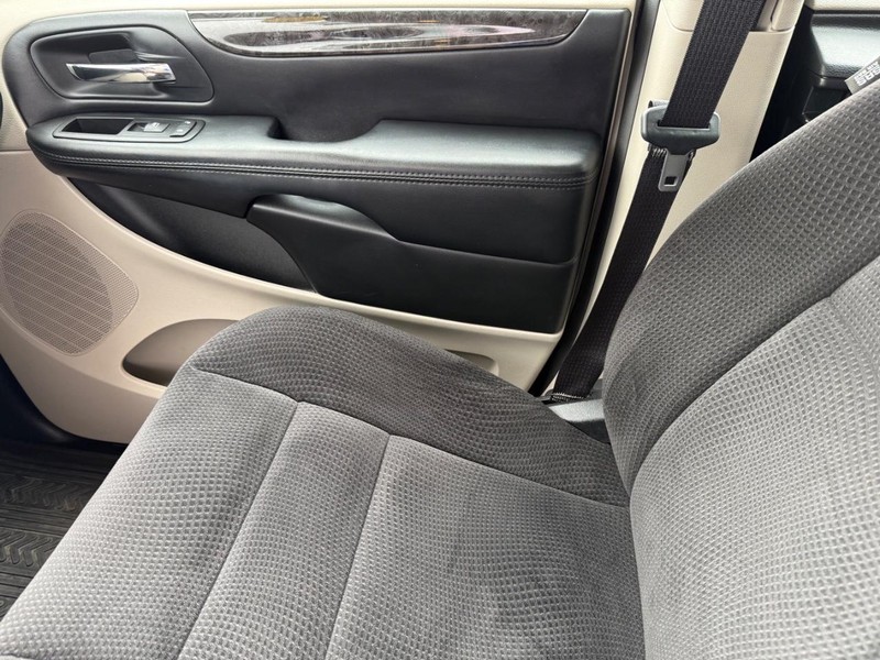 Dodge Grand Caravan Vehicle Full-screen Gallery Image 26