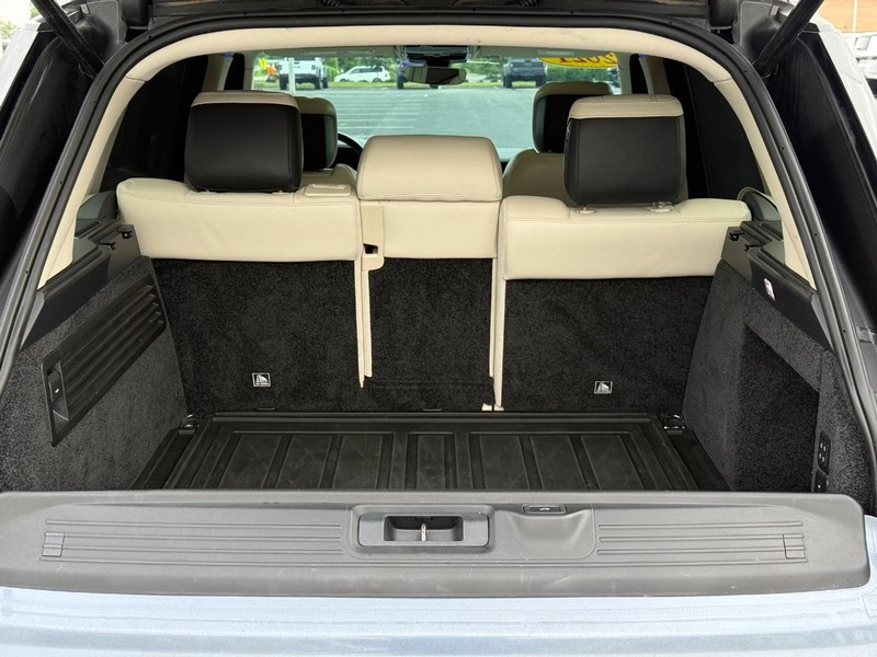 Land Rover Range Rover Vehicle Full-screen Gallery Image 7