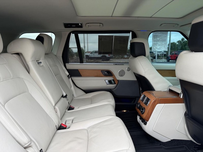 Land Rover Range Rover Vehicle Full-screen Gallery Image 12