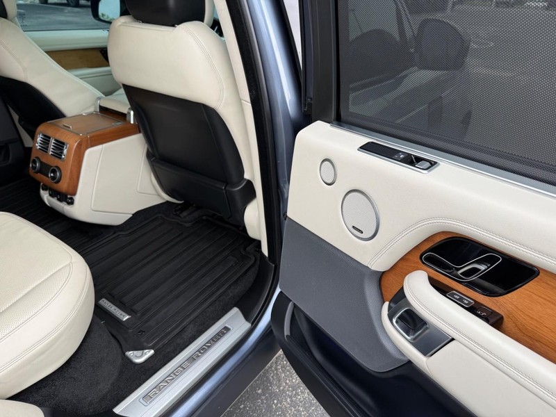 Land Rover Range Rover Vehicle Full-screen Gallery Image 13