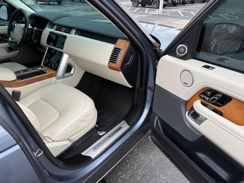Land Rover Range Rover Vehicle Full-screen Gallery Image 16