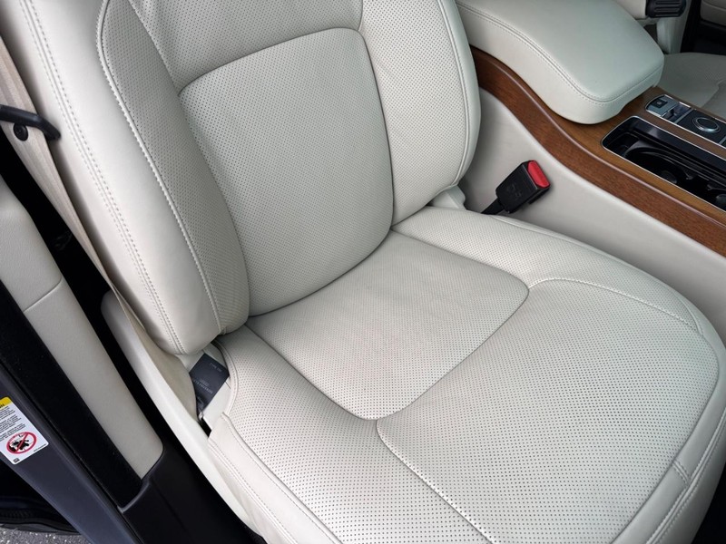 Land Rover Range Rover Vehicle Full-screen Gallery Image 17