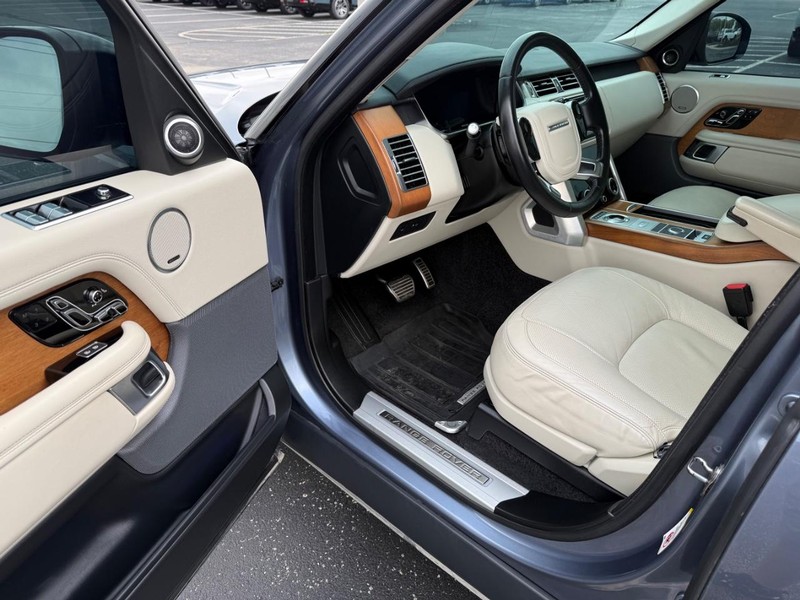 Land Rover Range Rover Vehicle Full-screen Gallery Image 18